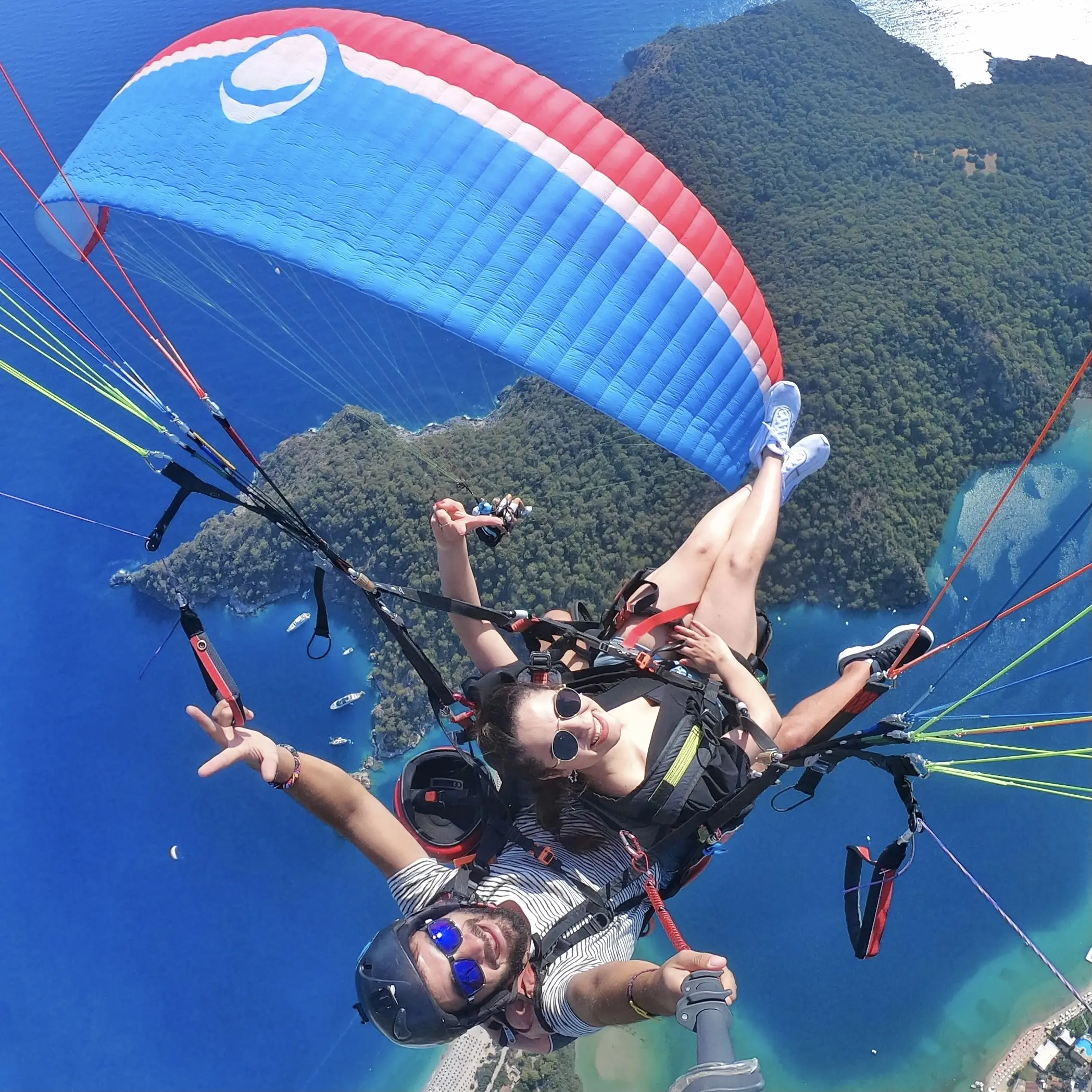 Ölüdeniz üzerinde renkli paraşütlerle yapılan tandem uçuş - Fethiye aktivite görseli